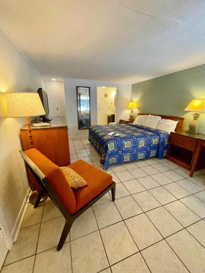 Hotel Geneva & Tiki Bar 3*