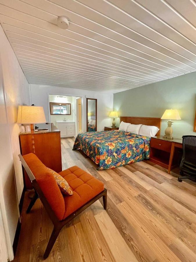 Hotel Geneva & Tiki Bar