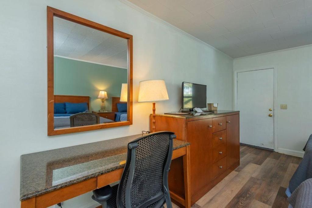 Hotel Geneva & Tiki Bar 3*