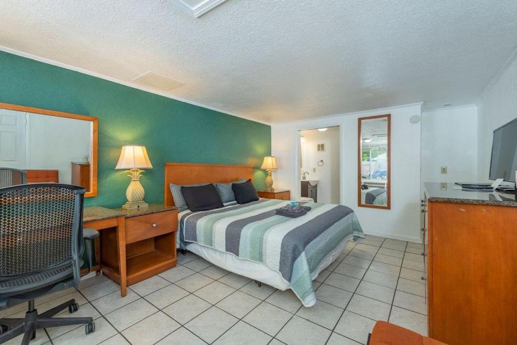 Hotel Geneva & Tiki Bar